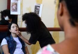 Anvisa emite informe de segurança sobre reações adversas a cosméticos